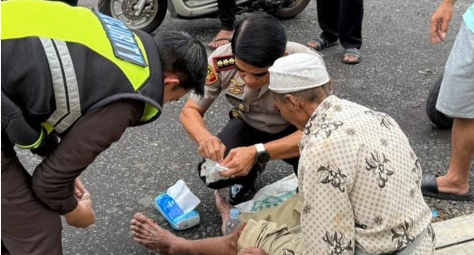 Blogger Polri : Aksi Kapolresta Banyuwangi Menolong Kakek Penjual Nangka Korban Kecelakaan